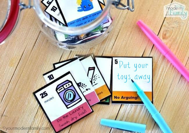 Organisez les jouets pour bébés en demandant aux enfants de vous aider avec ces cartes mémoire faites maison pour les enfants 