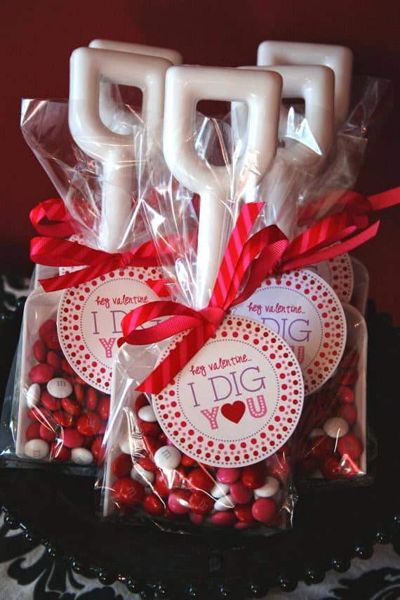 Idées de cartes de Saint Valentin pour les enfants avec des bonbons et des spatules