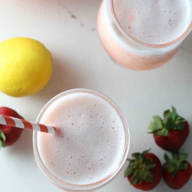 Limonade aux fraises congelée dans des verres