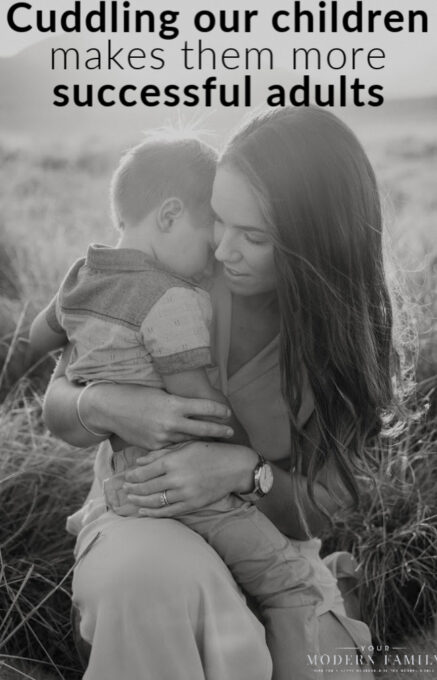 Une femme avec un petit enfant dans ses bras.